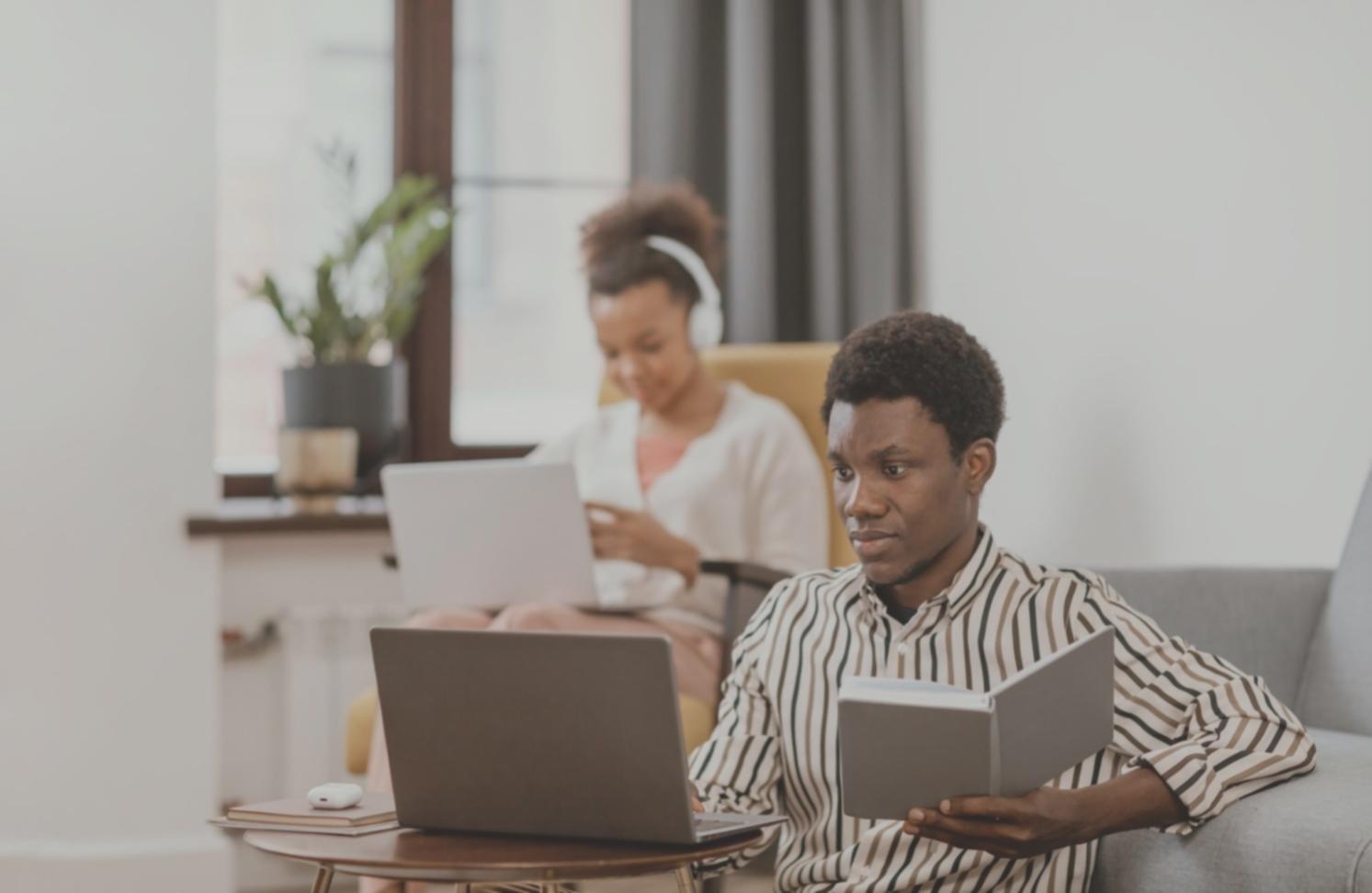 Espace de travail chaleureux avec ordinateur et documents financiers